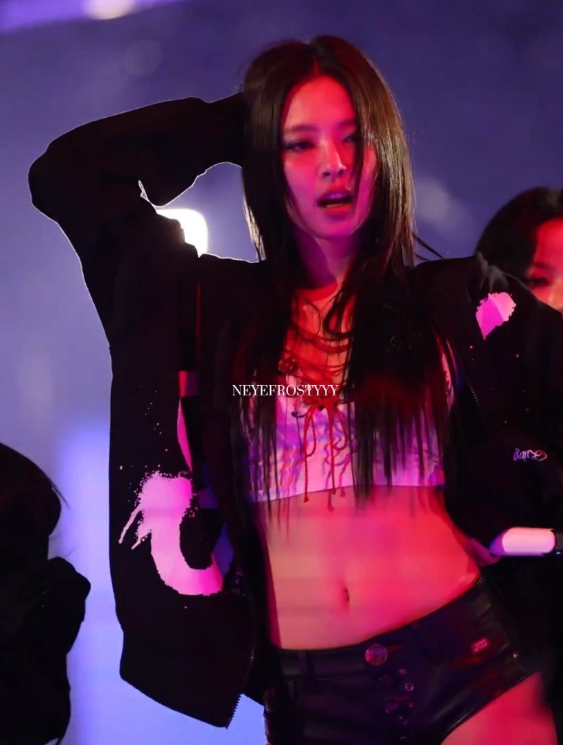 JENNIE最顶级的表现力往往只需要最简单的黑长发Jennie跳舞把眼镜甩掉了✨