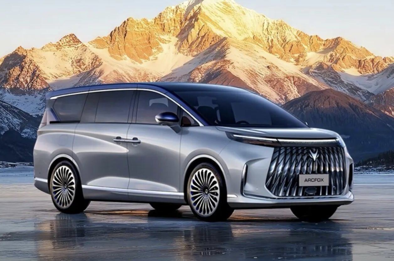 极狐这个MPV外观造型真挺不错。霸气，但登味不浓。