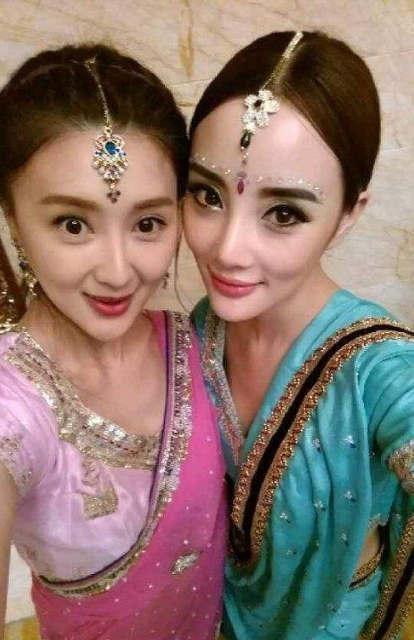李小璐这妆画得，比网红脸还要网红脸了，辨识度百分百高。
