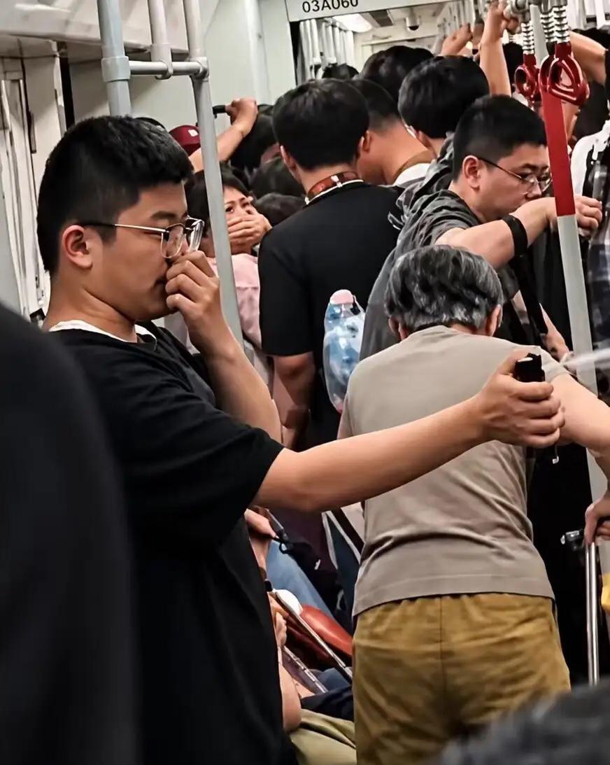 广州地铁三号线晚高峰恶意喷雾事件，现场乱象让人气愤“简直坏透了！”4月30号
