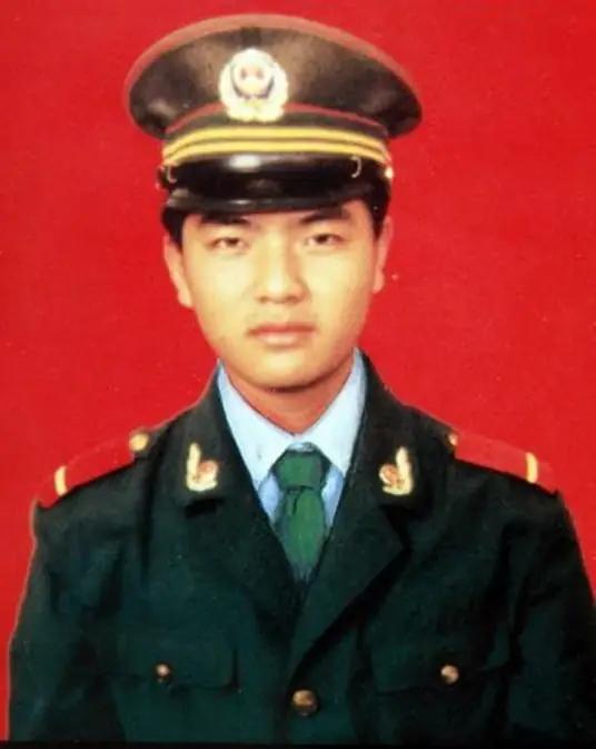 1992年，一武警战士独自押送四名不法分子回中队，突然，一个歹徒冲上来死死的抱住