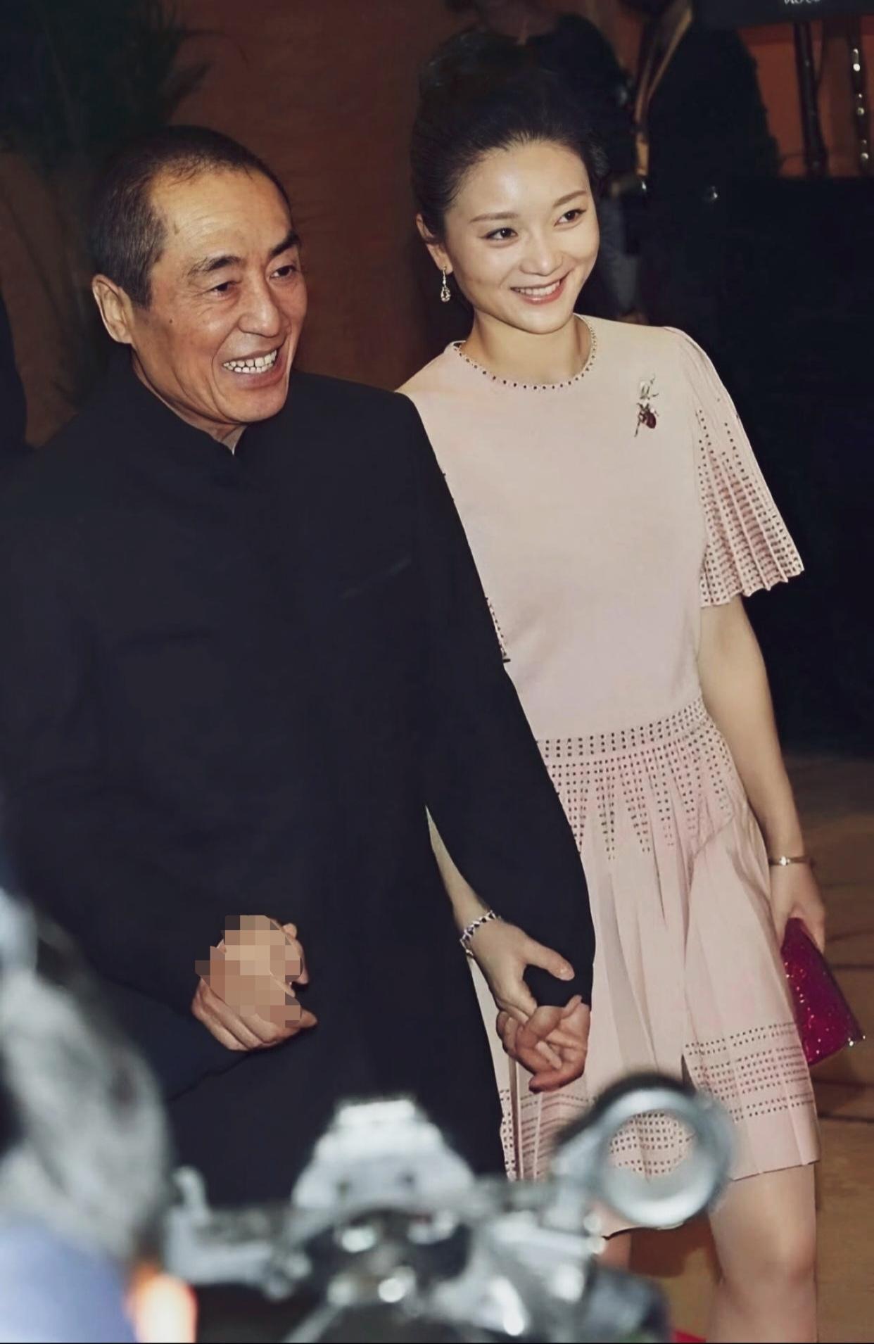 张艺谋导演牵手妻子陈婷出席活动，陈婷虽然生了三个孩子，但身材苗条，面相端庄大气！