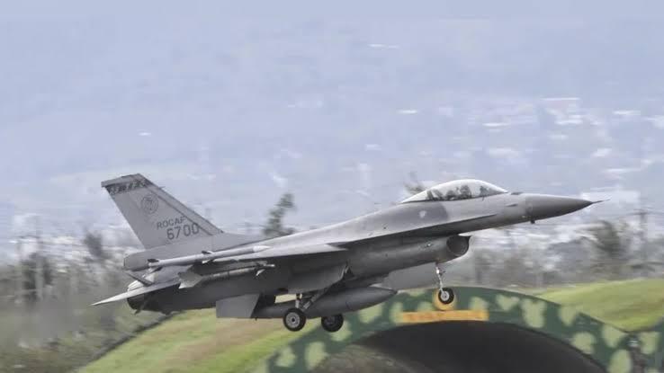 【台军F16战斗机又坠毁了】综合台媒报道，台空军花莲基地1架F-16AM单座战