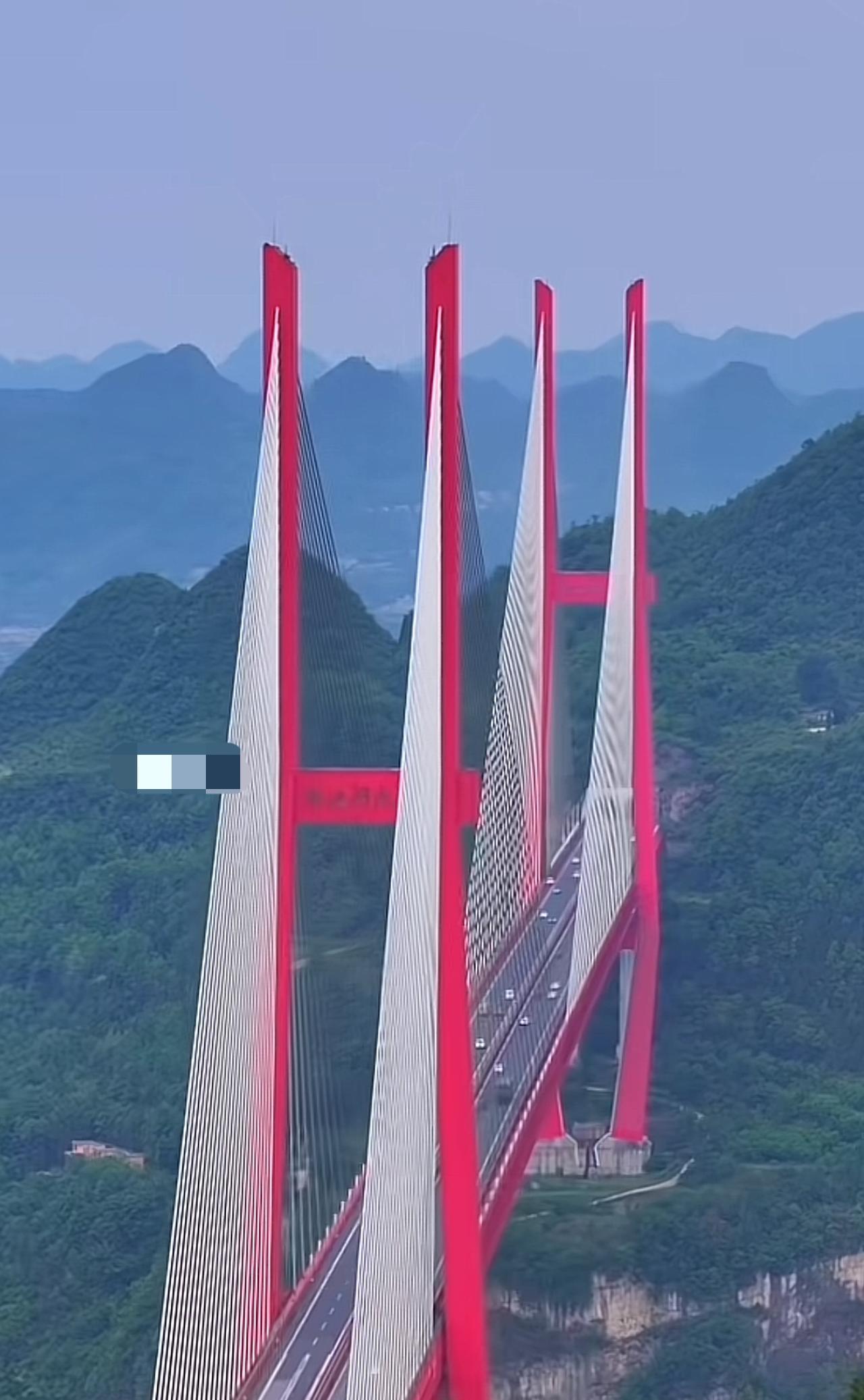 世界桥梁看中国，中国桥梁看贵州，鸭池河大桥--耗资7.8亿建造，大桥全长124