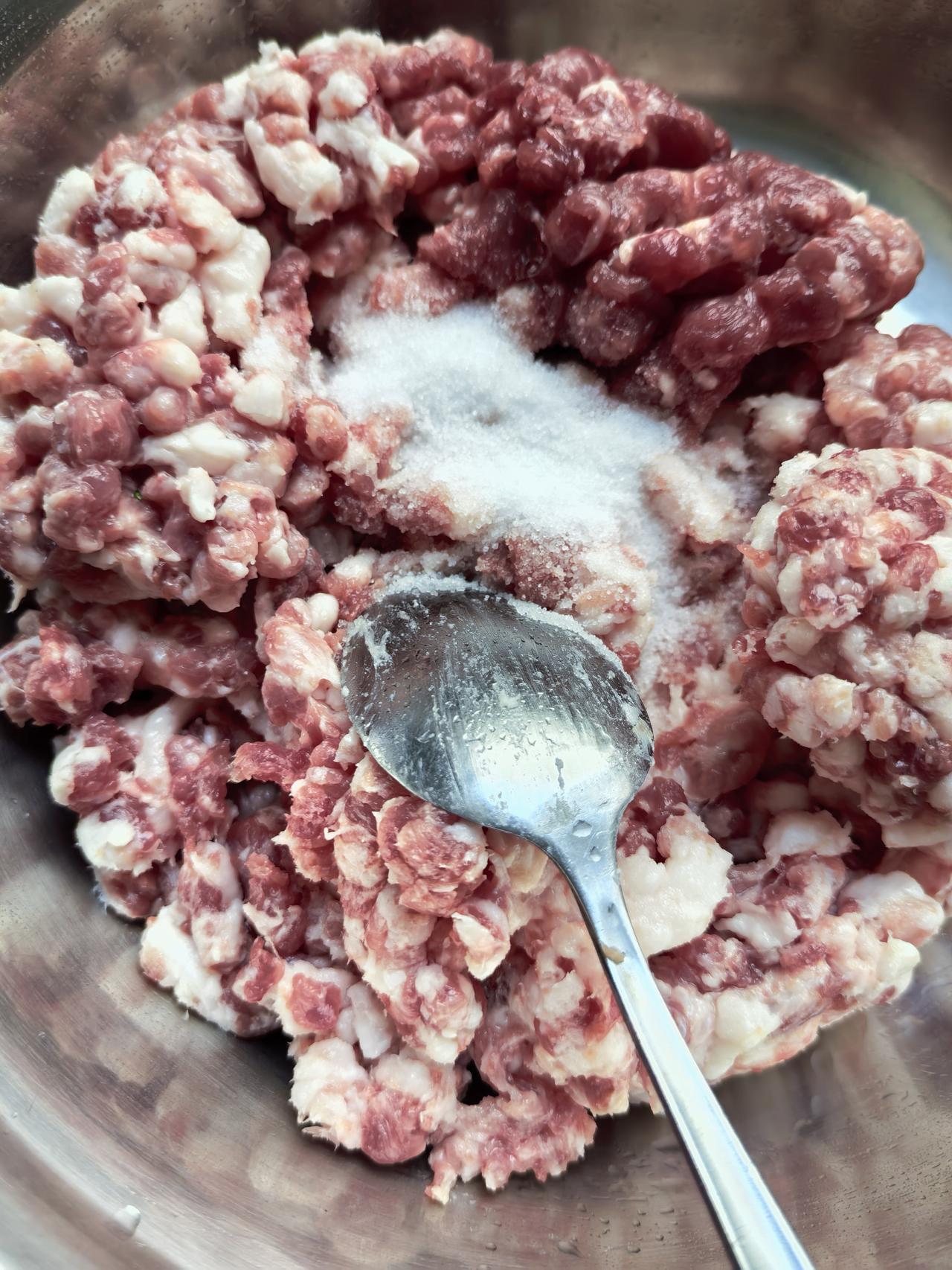 昨天看到业主群里有人卖晒好的咸肉圆，3元一个。很想买，又想还是自己做吧，实惠