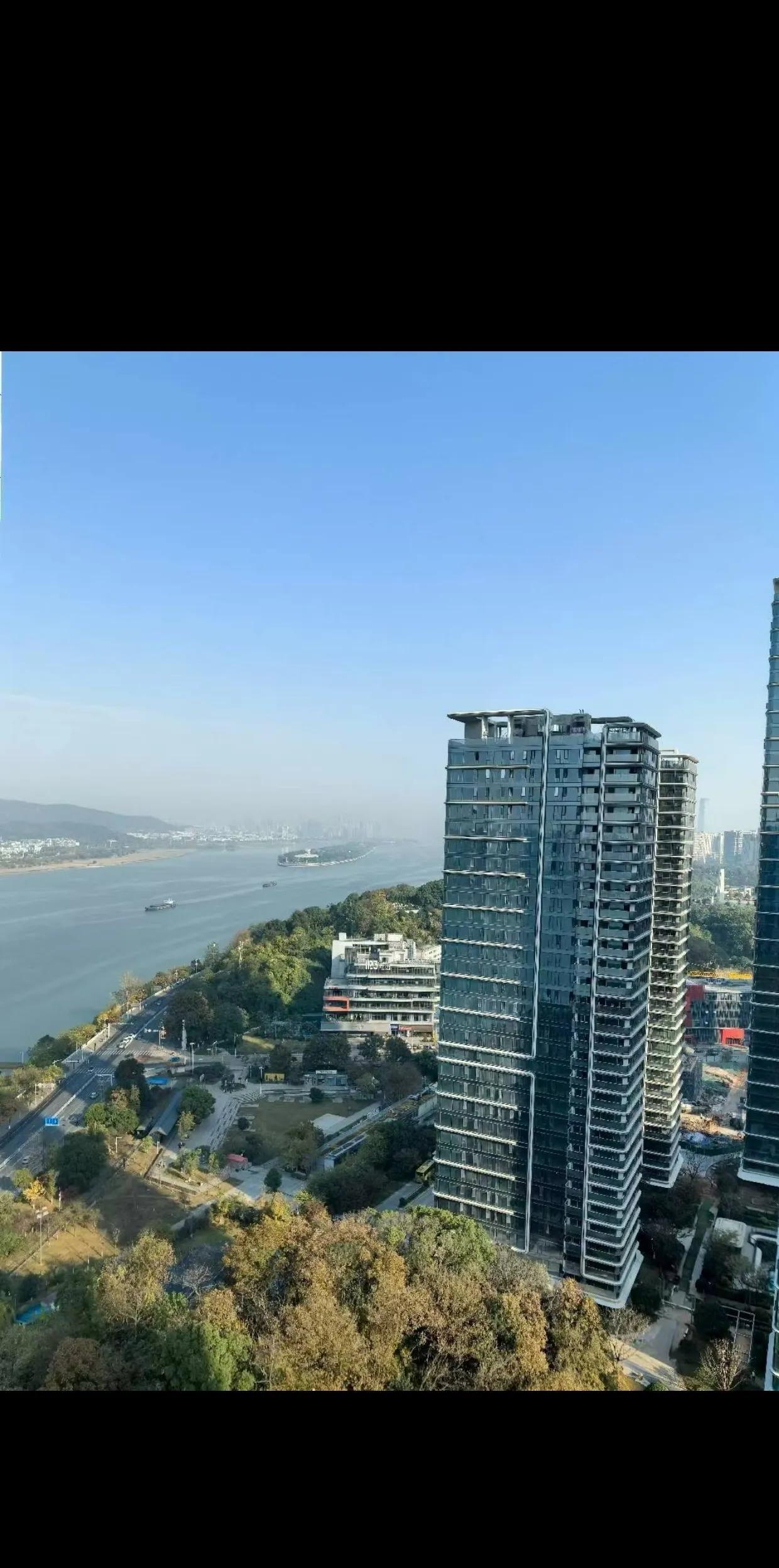 朋友在省属国企上班，说他单位今年招了好几个大学生。学历最高的是某985大学的研究