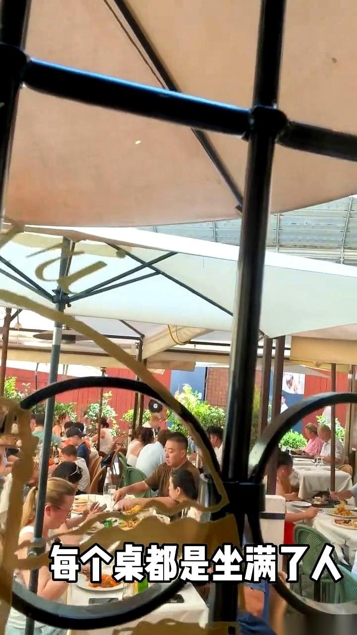 罗马，38度的高温天。街边的遮阳伞都被晒得发烫，但这家餐厅外头的露天座位，竟然硬