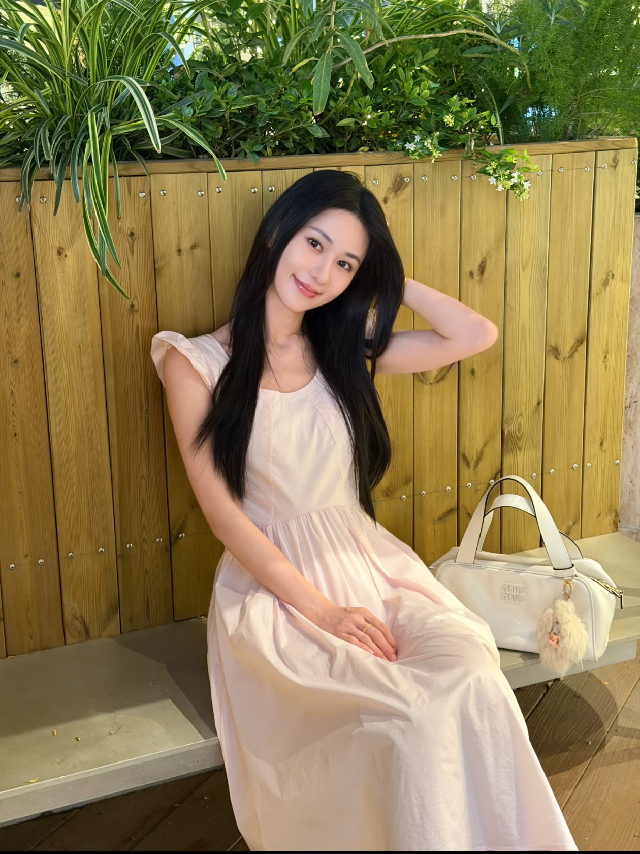 关芯说给关芯听看久了之后吧，我发现了个事，现在芯芯若不散发披肩，反而我觉得看