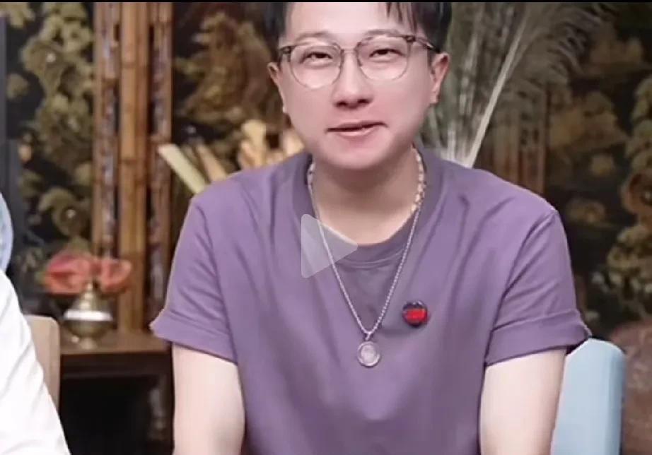 真是伴君如伴虎，郭德纲直播时提议有机会找点说相声的，好好聊聊相声知识。人选让张鹤