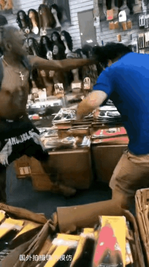 真理只在大炮射程之内！美国便利店冲突：华人掏枪后黑人立刻停手