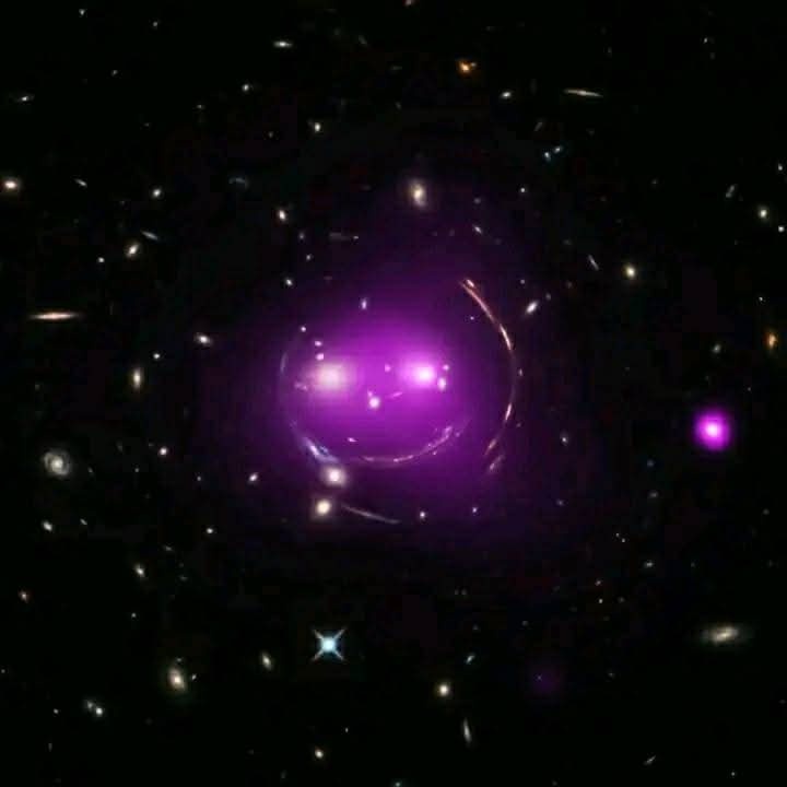 宇宙里的一张笑脸，距离地球46亿光年，由爱因斯坦透镜生成。