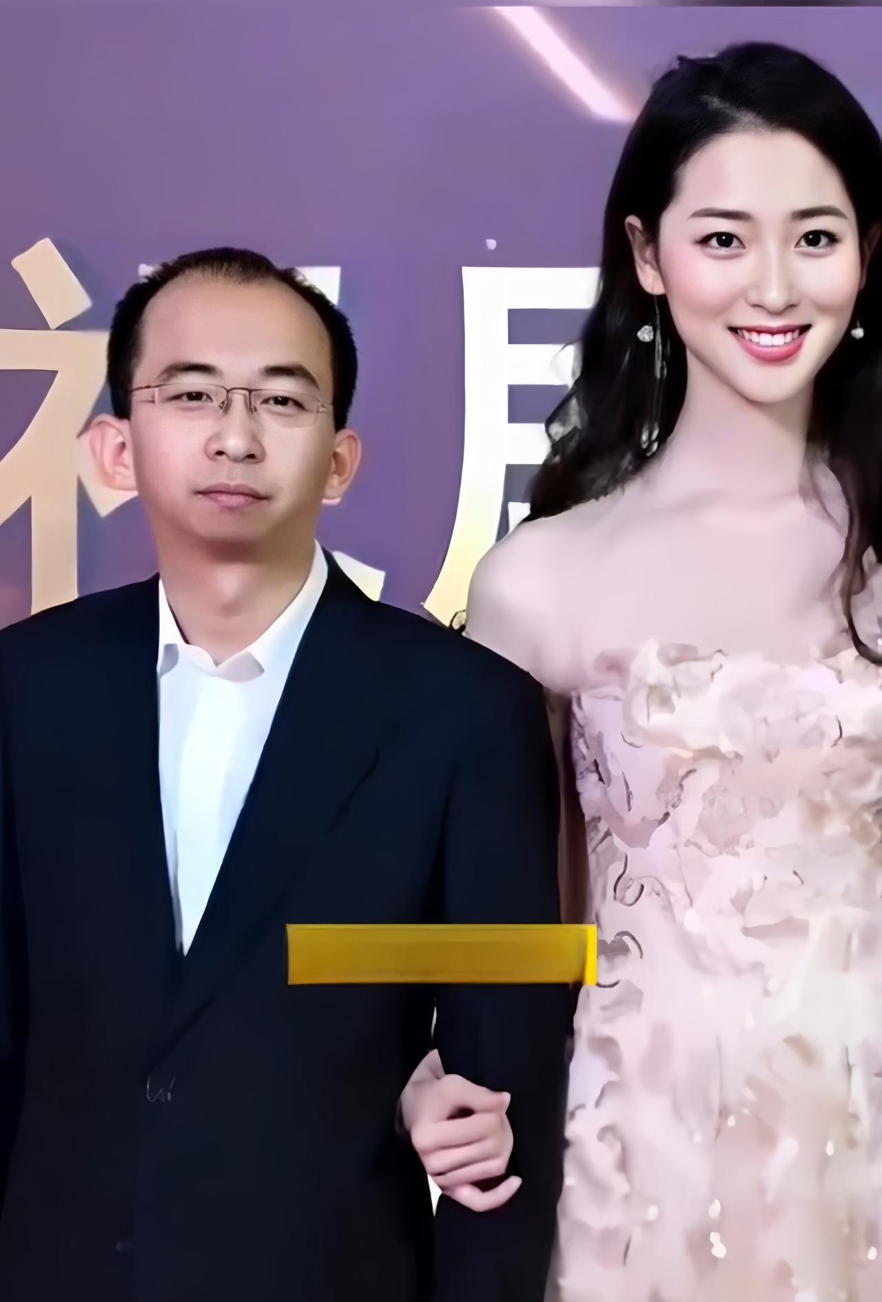 巨兴茂你真是好福气啊你老婆不仅漂亮，还个儿高又年轻，比你整整小了15岁不说，