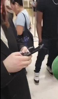 日前一个正统派犹太教男子在机场偷拍未成年女孩，结果被人当场抓到，逼他删了照片。