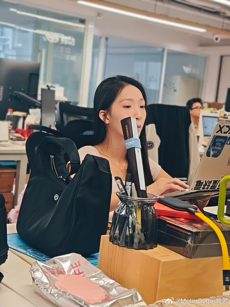 本来坐我旁边，今天不知道为啥搬对面去了。旁边换成了摄影技师老马，是个男的，我不高