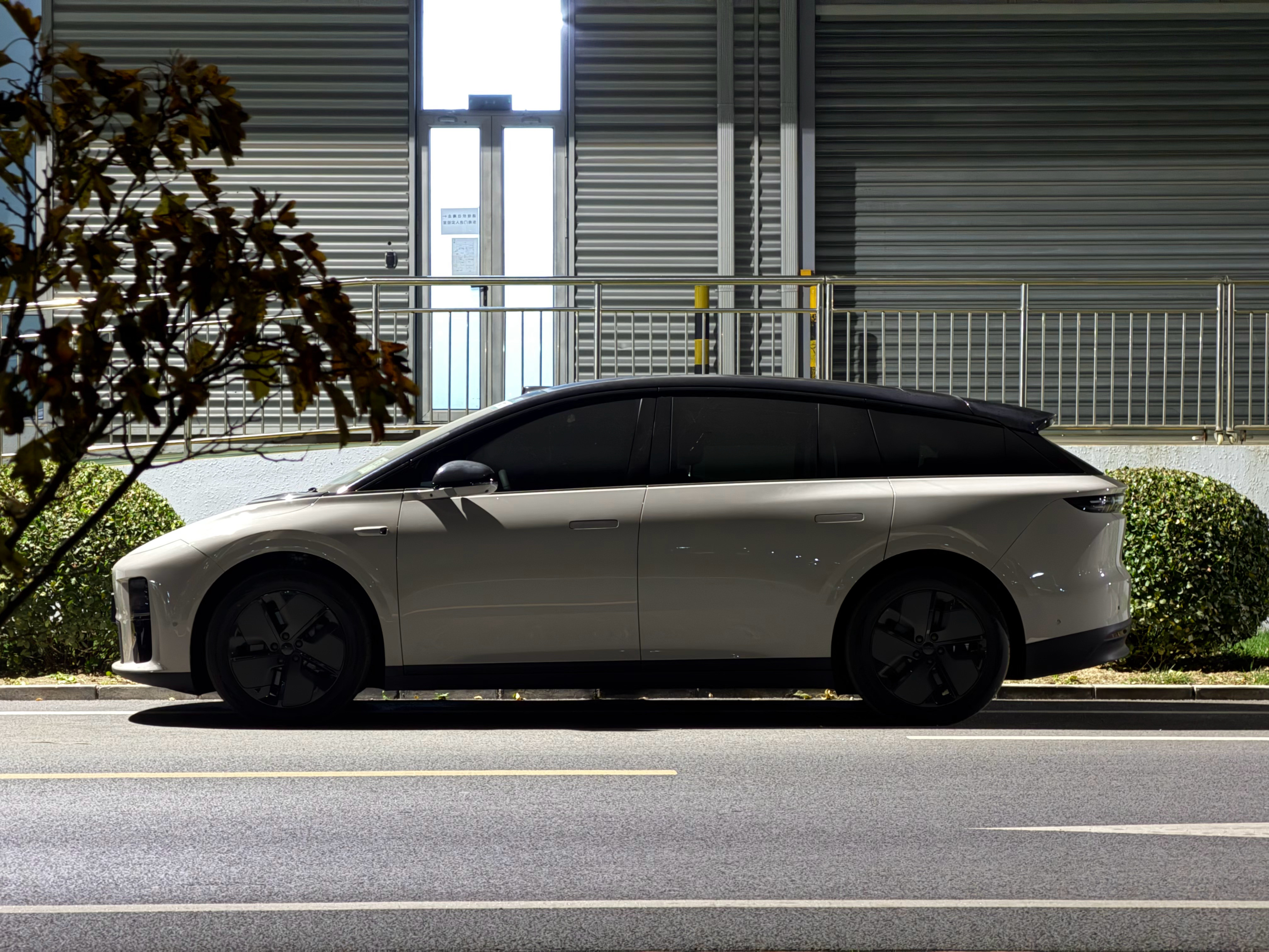 补拍了一张理想i6两种轮毂的同机位对比，大家也可以说说自己的感觉理想汽车理想汽车