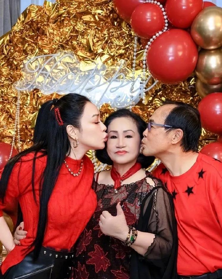 钟丽缇母亲78岁的脸让整个娱乐圈炸开了锅。钟丽缇78岁的妈，生日时状态能有