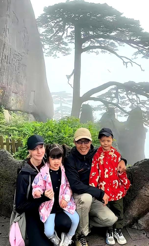 撒贝宁的基因有多霸道？白人妻子生的龙凤胎，竟是纯正的中国娃。爬黄山，俩娃自