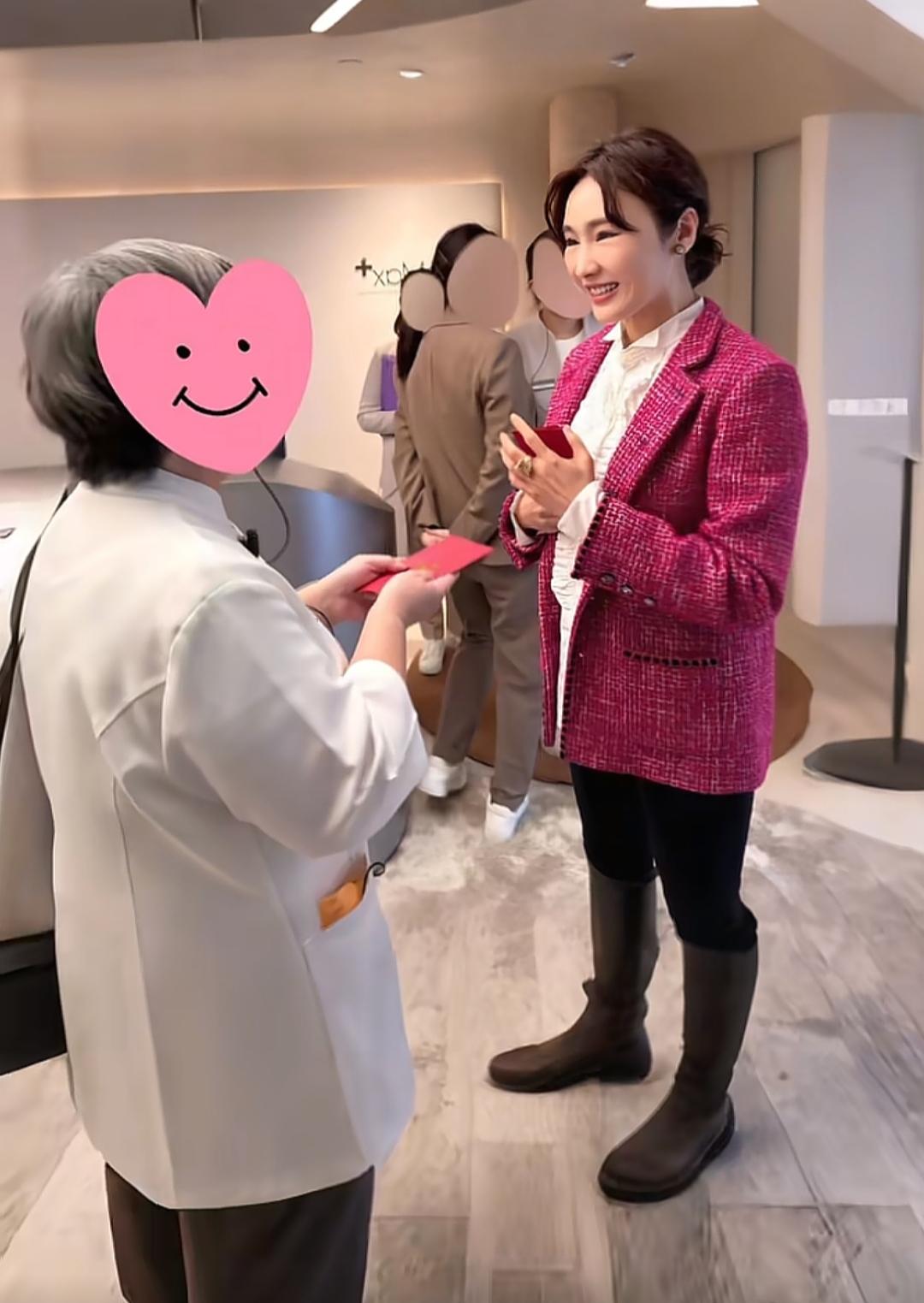 开工第一天，54岁的黎姿，给员工发红包，黎姿当天穿得挺喜庆，身材也保持