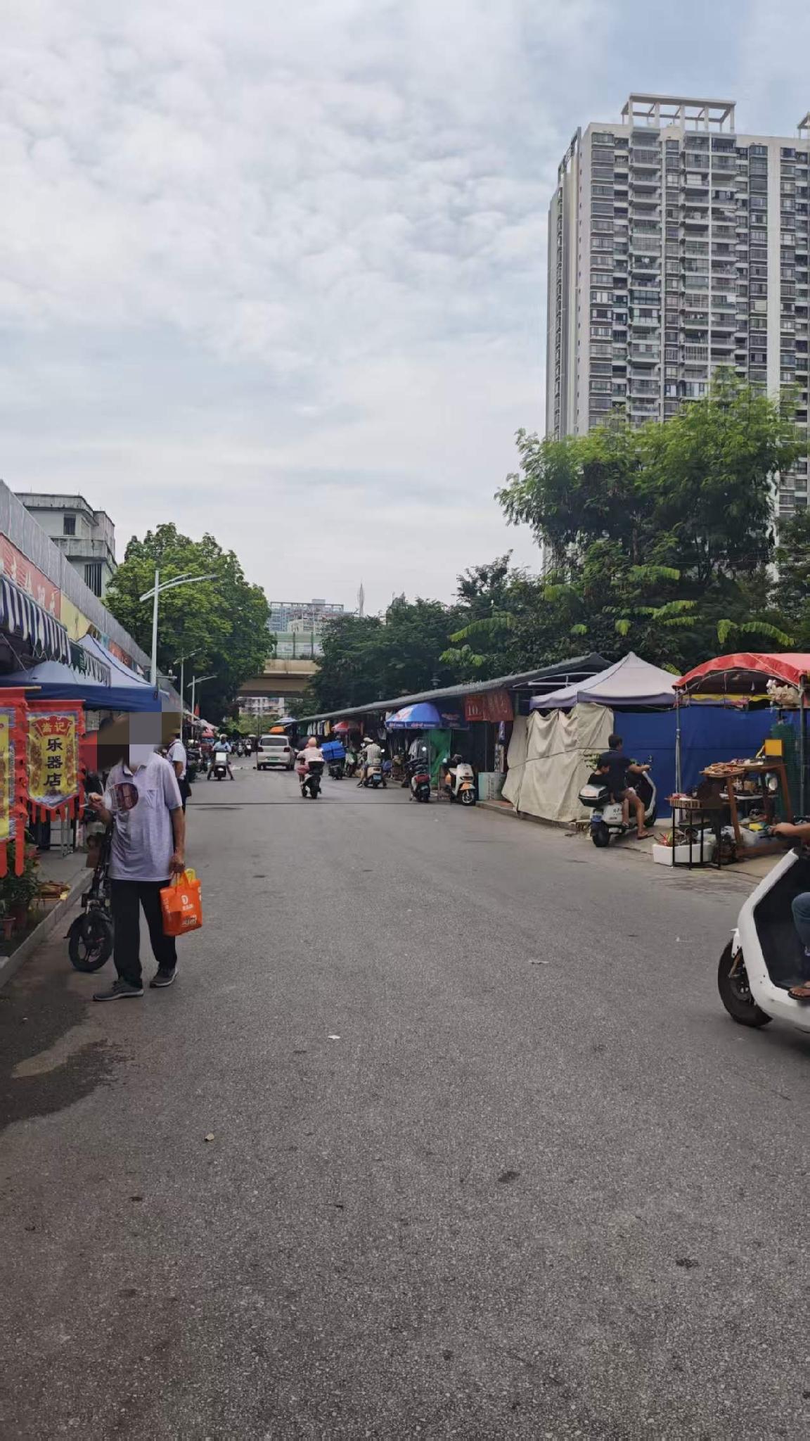 摆摊之后彻底明白，靠体力赚钱就只能解决温饱，因为他的上限已经在那里了。比如摆摊，