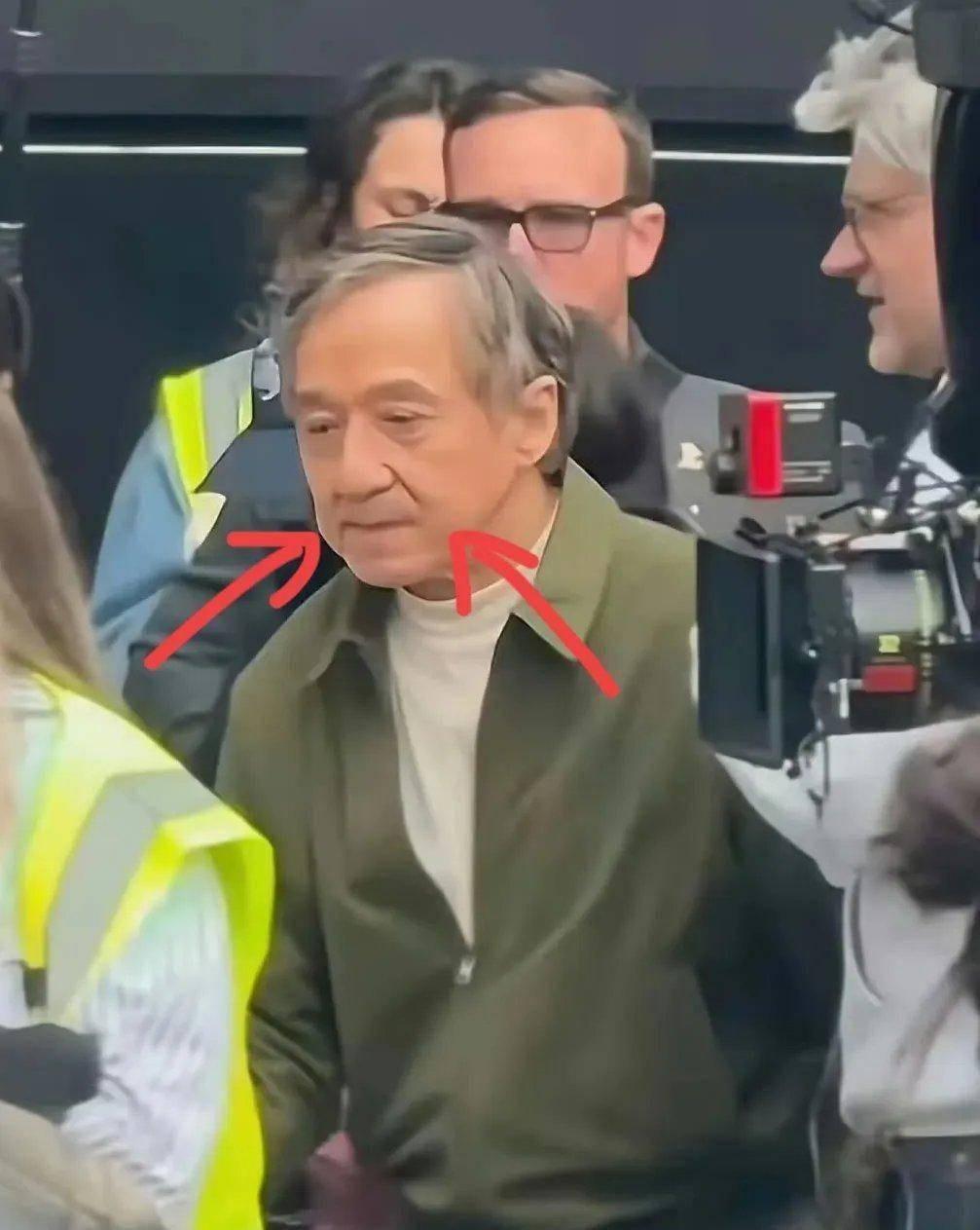71岁的成龙大哥，给所有父母都上了一课：那就是不管父母多富裕、多出名，但教育