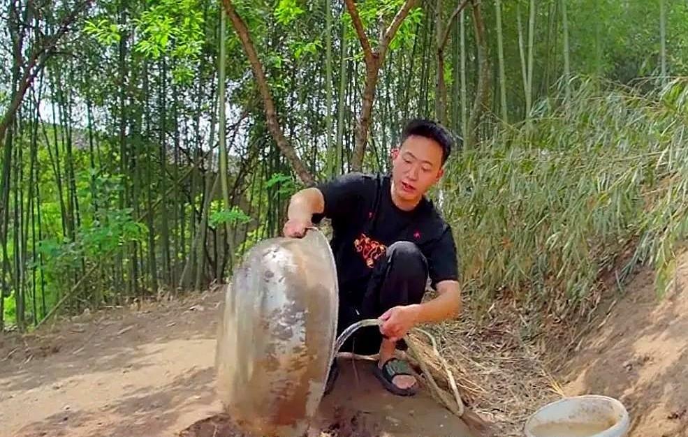 小小谭刚更新的视频中出现了一个神秘人物！大家发现了吗！话说这年头啊，谁还没被