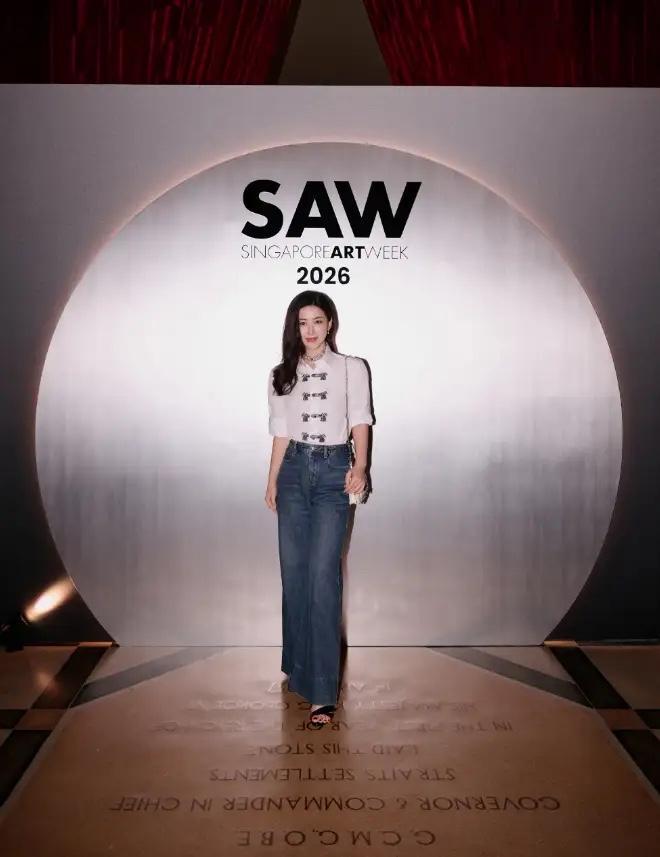 41岁“朱珠”带火了一种初春新穿法，穿白衬衫+牛仔裤，高级又洋气