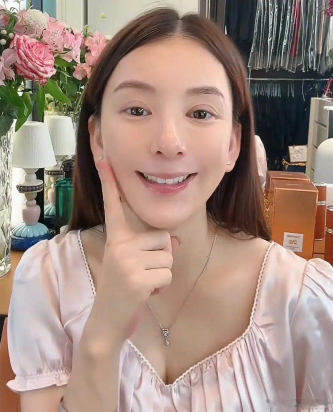 还得是有钱啊才行，方媛产后9天晒素颜，皮肤水嫩，39周孕妇照曝光，比俩女儿还白