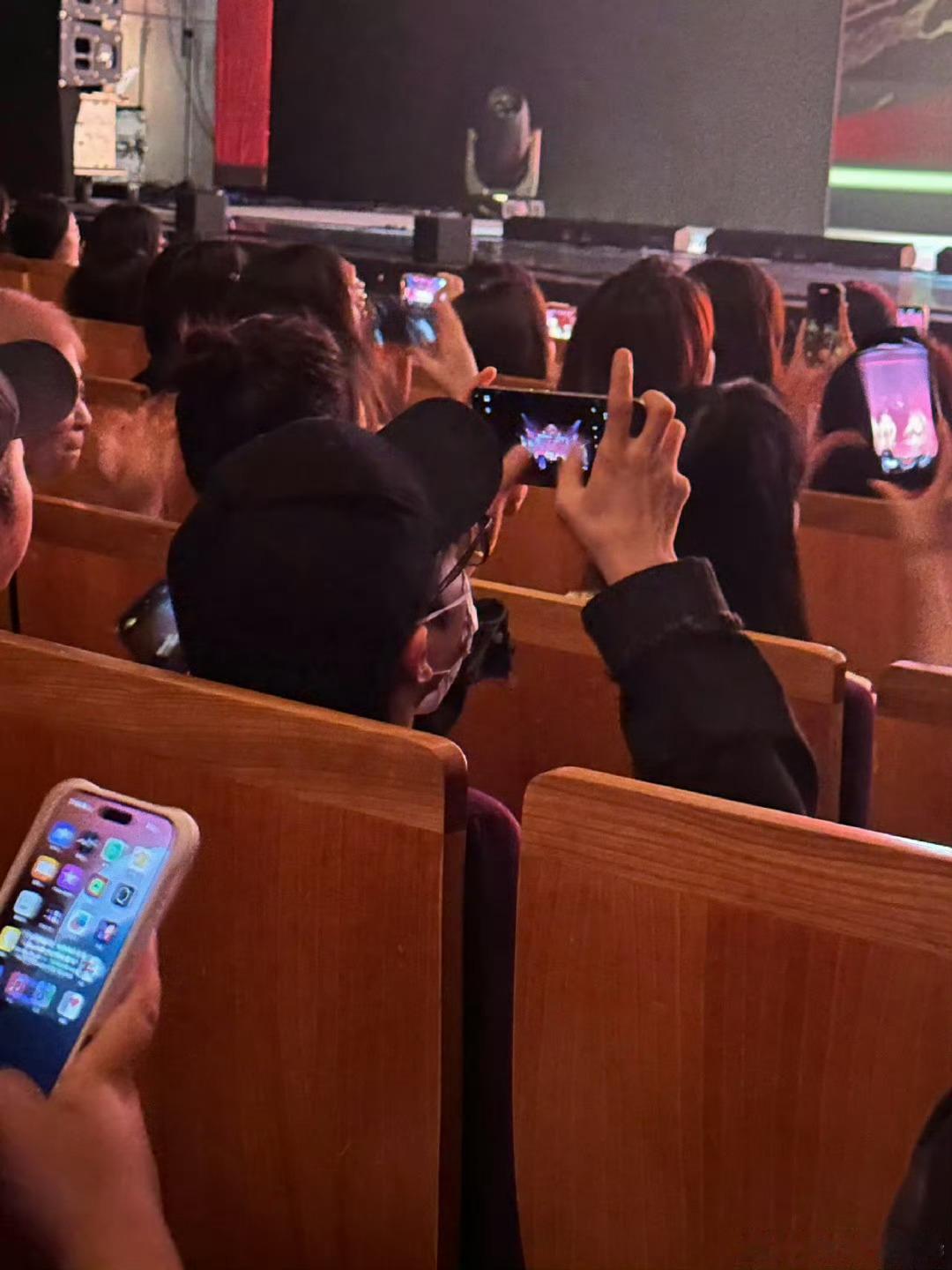 周深去了蒋敦豪音乐剧周深看了蒋敦豪音乐剧没想到看蒋敦豪音乐剧还能看见周深，意外