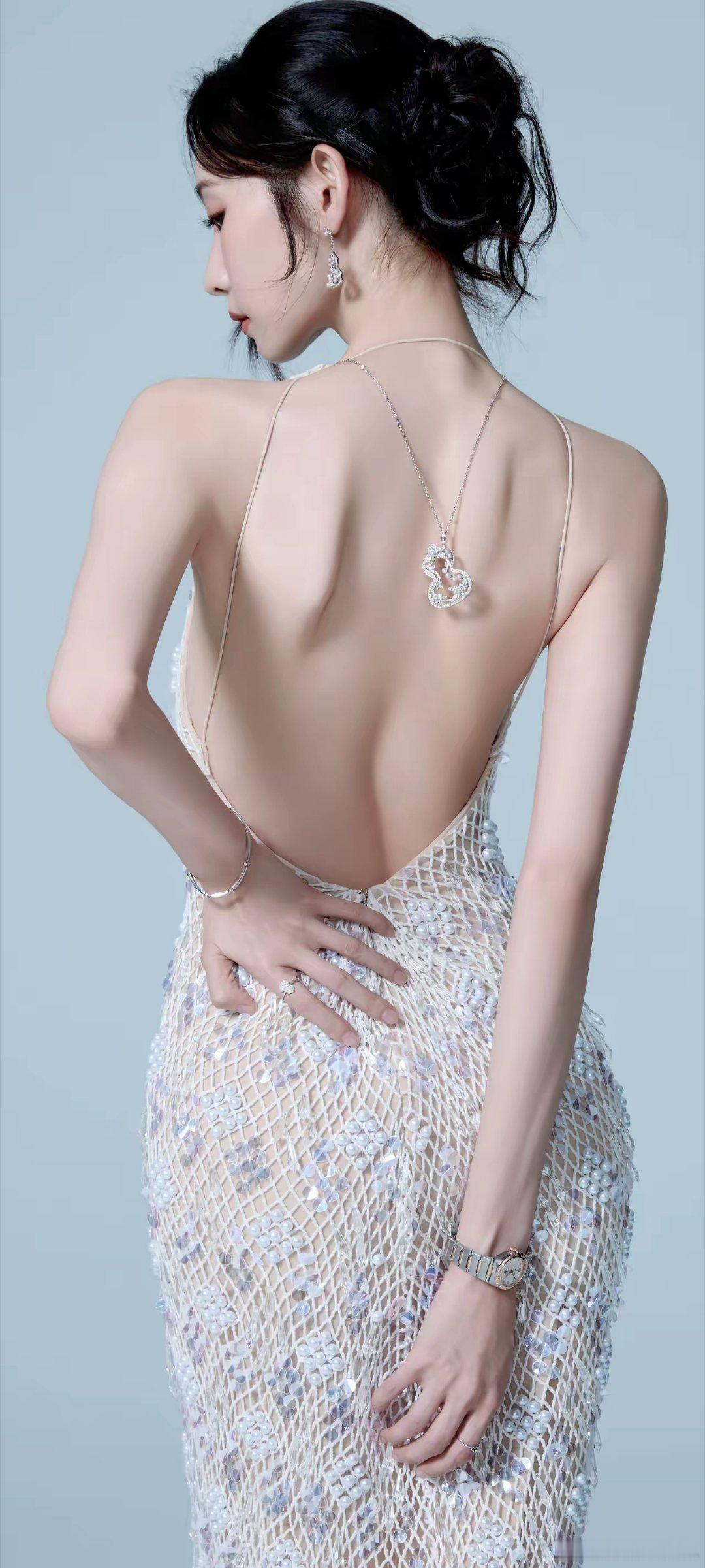 张艺凡—轻纱遮玉体，玉体映轻纱。看起来确实漂亮，体型也完美！大家认为呢？​​​