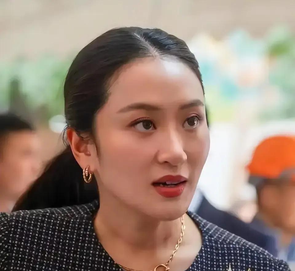 美女闯祸了！越来越紧绷的柬泰边境局势，让美女总理看在眼里，急在心里。那就给金边