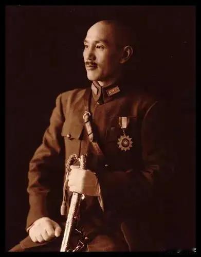 为什么国民党那边的人都叫老蒋为委员长，而不喊总理？国民党党章有一条不可动摇的