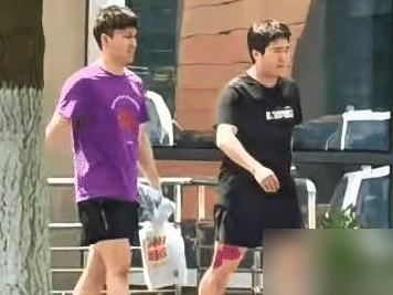 国乒临阵换人？主力梁靖崑4月18日在成都基地被拍到走路一瘸一拐，腰伤未愈又添新伤