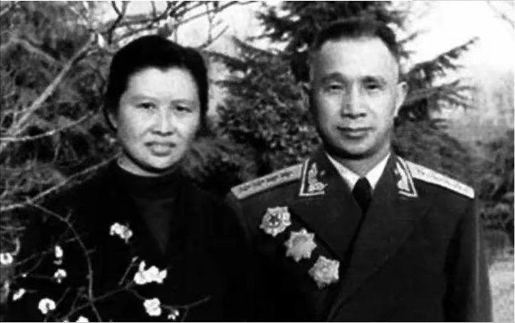 1950年，粟裕和妻子楚青逛上海。走过一家咖啡馆时，粟裕突然说：“这家咖啡馆不错