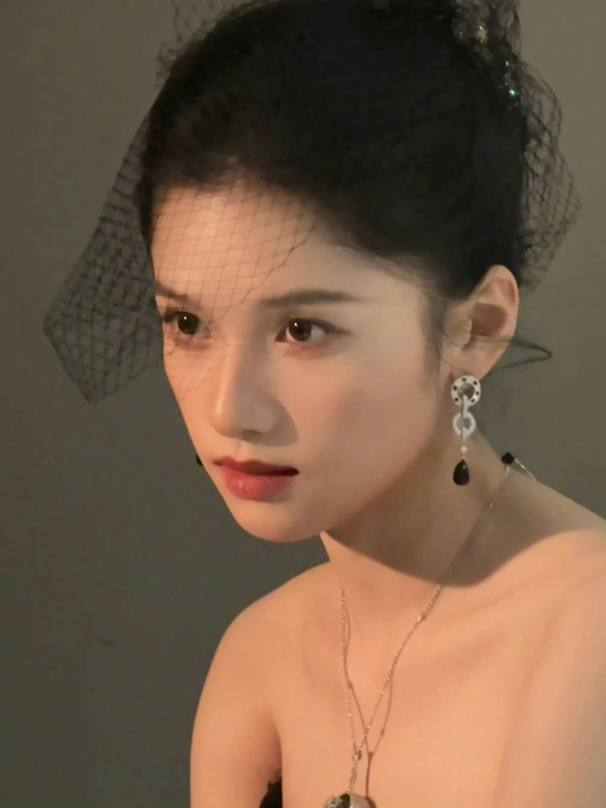 从精致盘发到慵懒散发，张婧仪完美诠释什么叫有颜任性！拆下一堆发卡随手拨弄两下，瞬