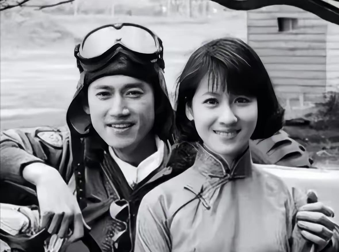 22岁飞行员撞机殉国，女友穿旗袍投江相随，这才是刻在骨血里的家国与爱情19