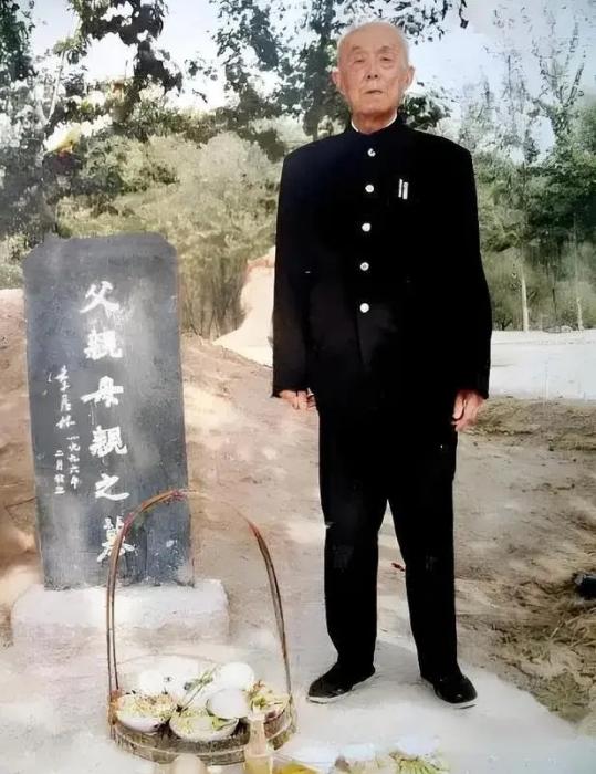 2001年，90岁的季羡林最后一次回乡祭祖，站在父母坟墓前久久不愿离去的一幕，墓