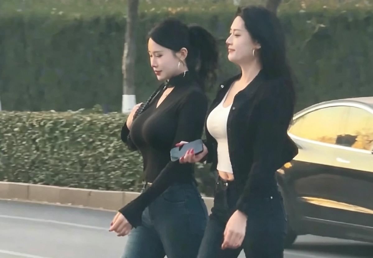 感受一下山东女人的身高，这就是过膝靴的权威吗？网友：牛序裤配过膝靴叉流行回来了