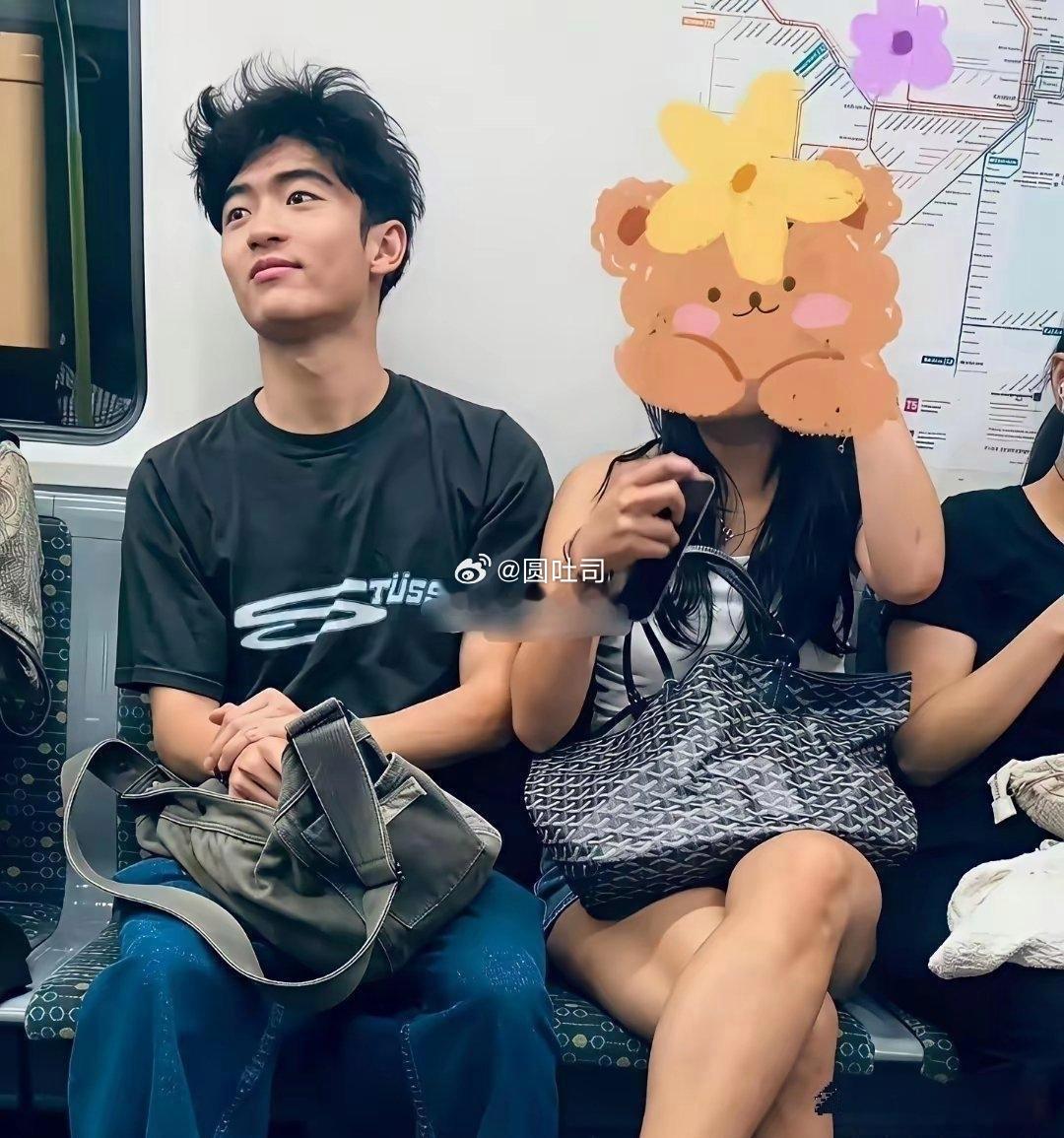 谢霆锋18岁的大儿子带着女友在澳洲坐地铁被路人拍到，颜值是真随爸妈，完美遗传了好基因！​