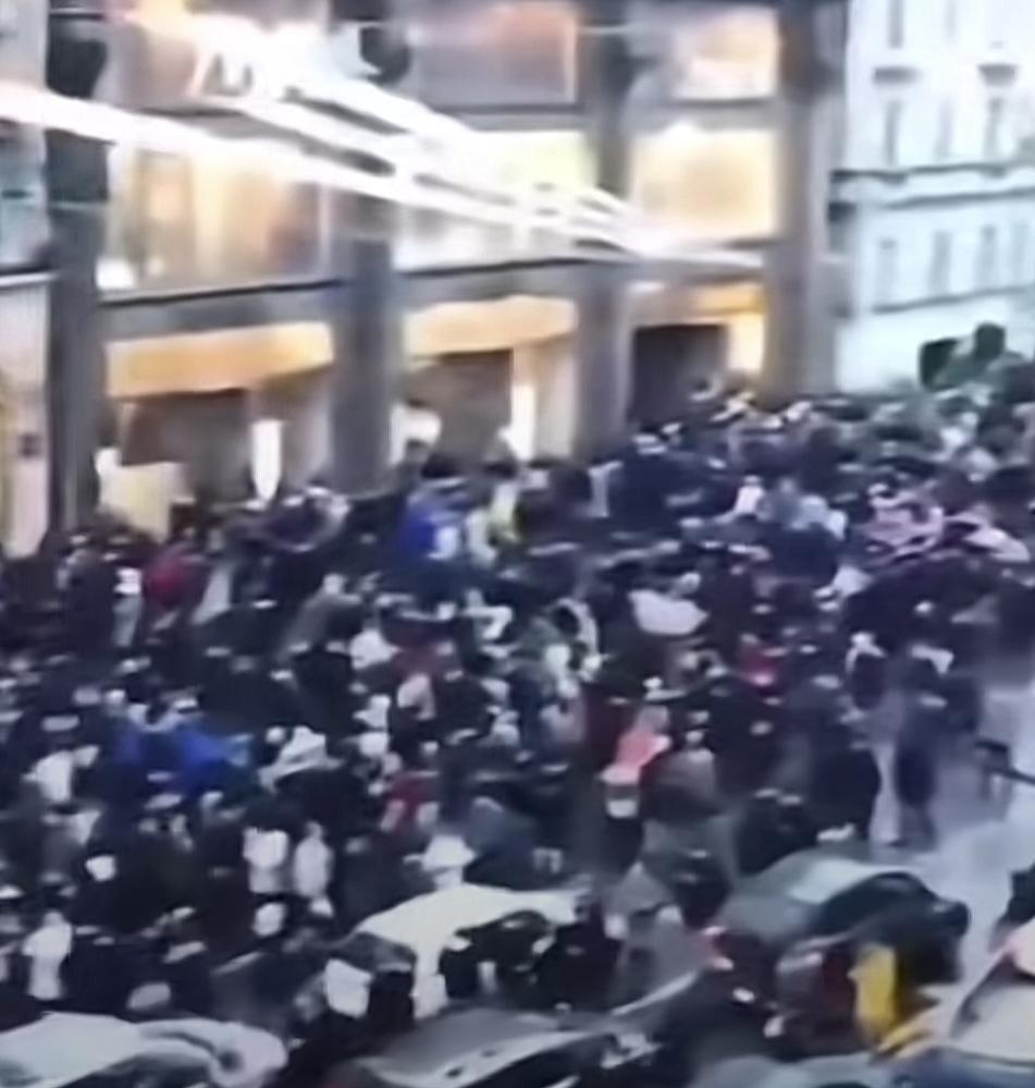 普京头大了，俄罗斯伤亡士兵家属开始爆发讨要抚恤金游行！27日，环球网消息，俄罗
