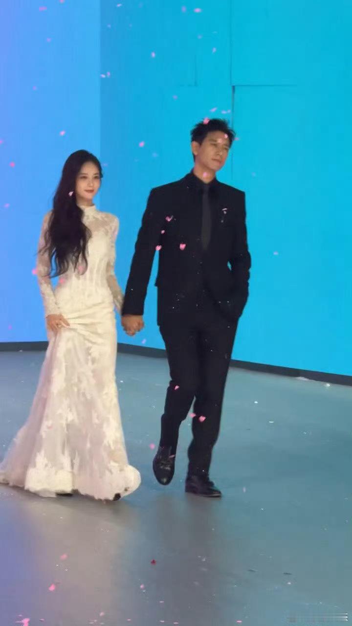 李现李一桐太配了话不多说，光看这一张图我就觉得非常的般配！