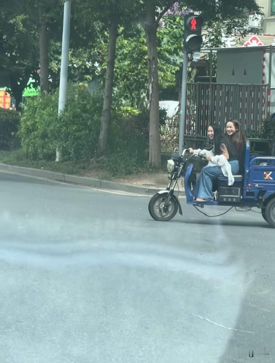 我闺蜜就这样，乱闯红灯带着我[微笑]