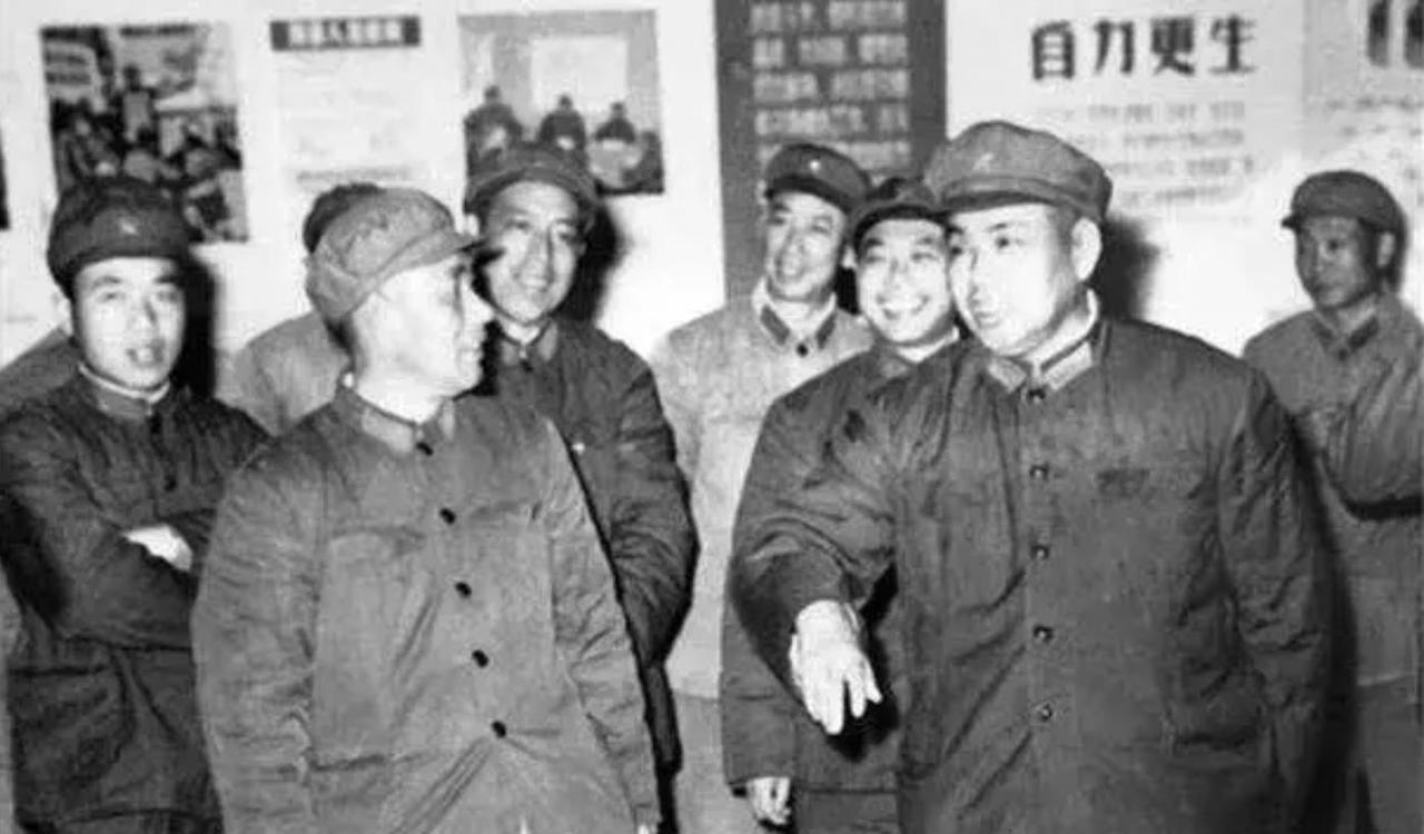 1976年，广州军区司令许世友上将前往韶山，湖南军区政委张平化赶来迎接。离开时，