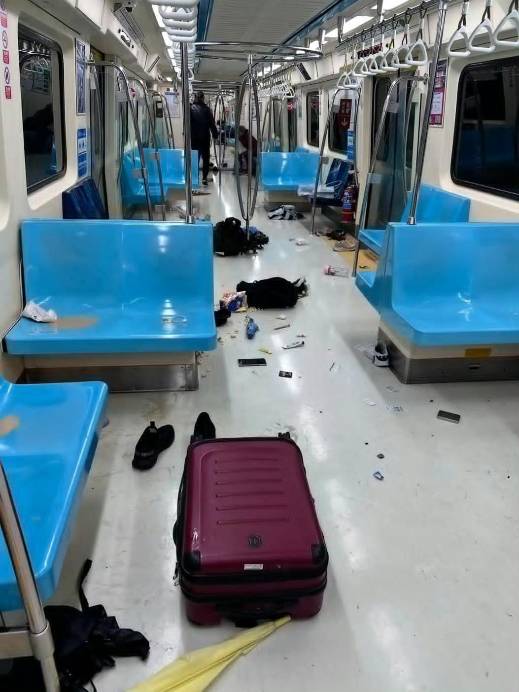 一片狼藉，又是台北地铁，12月25号晚，一男子在台北地铁里大喊大叫并用伞敲打车厢
