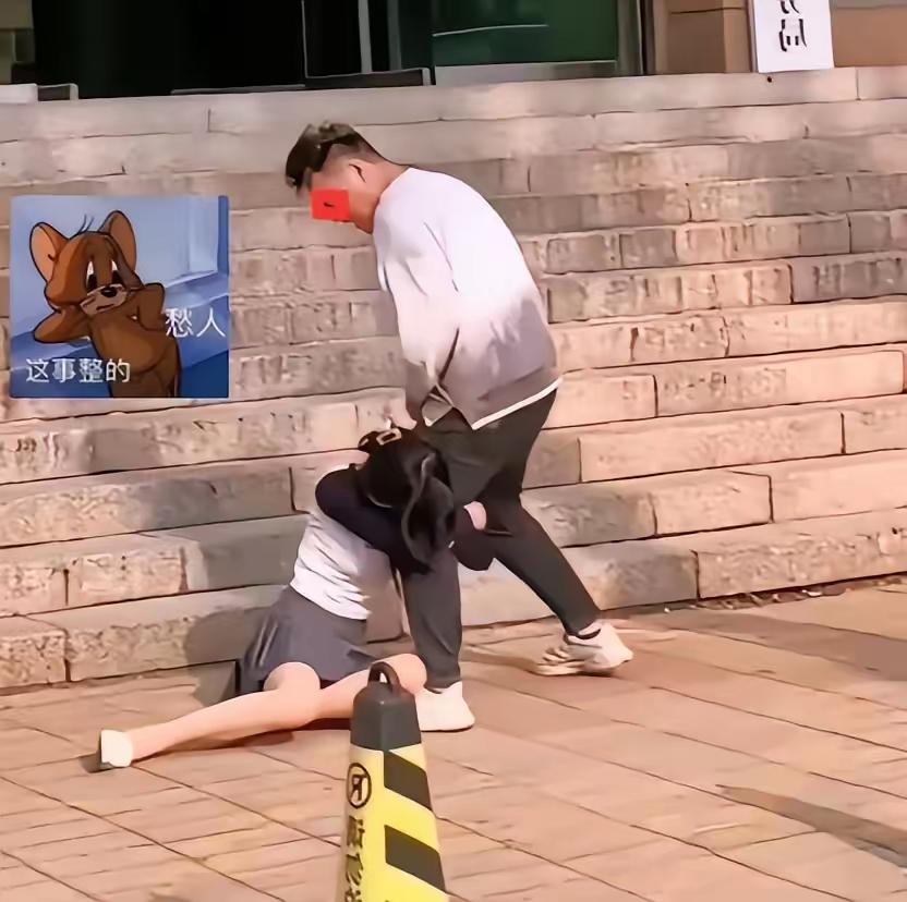 河北一个大哥，拉着媳妇去离婚，到了民政局门口，媳妇“扑通”一下跪下了，抱着大腿哭