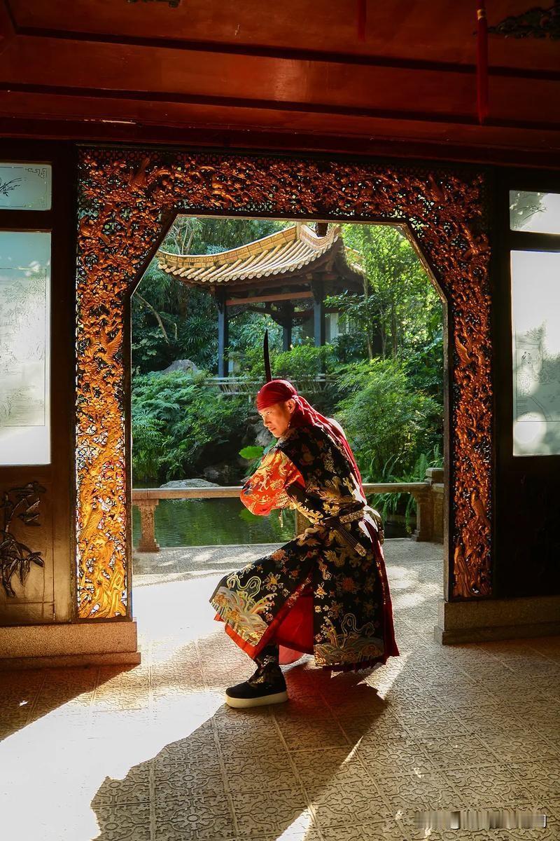 左宗棠的民族英雄称号不是随便给的，那是用棺材抬出来的，是用几千里黄沙走出来的，用