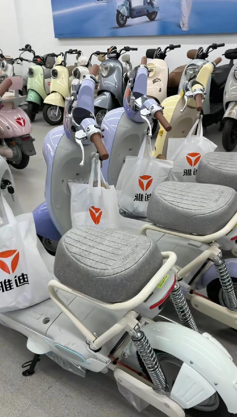 新国标电动车，3个设计太失败！1、没有车后座、车筐，车尾光屁股！接孩子怎么办？