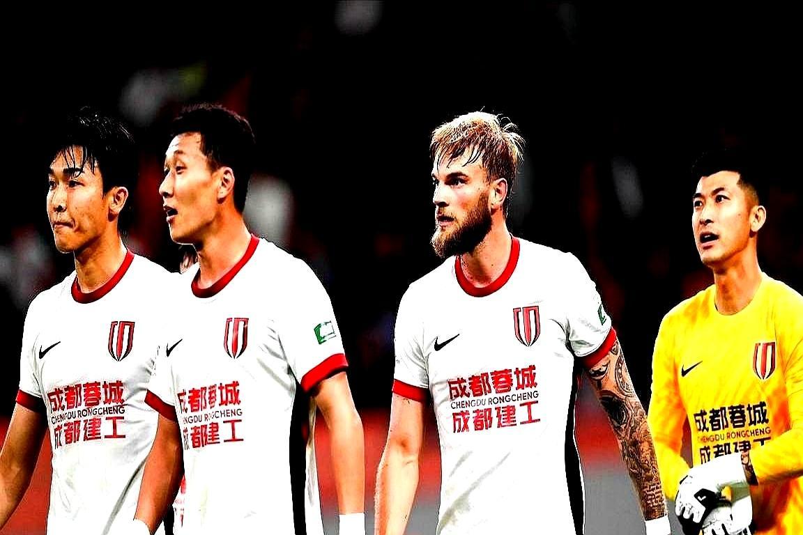 刚开年，成都蓉城后防大腿就没了。主帅徐正源走，后场遥控器提莫也跑了，你告诉我这亚