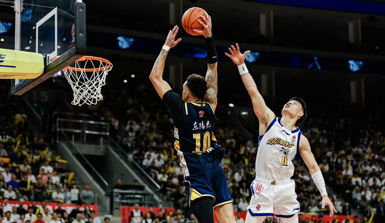 广东双外援发威合砍50分，赛季双杀广厦，徐杰末节八分奠定胜局