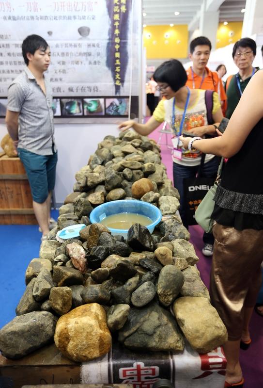 现在的网络骗局真是防不胜防。宁波陈女士4年前刷到赌石直播,那些户外直播剧本如出一