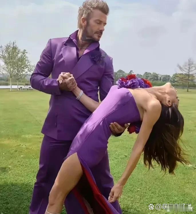 维多利亚丝毫没有变化，保持好到一丝一毫的肌肉线条都没有变化，但贝克汉姆又老又邋遢